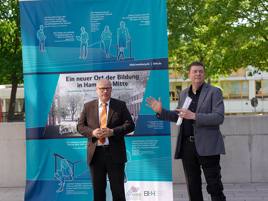 Bildungssenator Ties Rabe (l.) und Finanzsenator Dr. Andreas Dressel präsentieren die Planungen für den neuen Campus. (Foto: BHH)